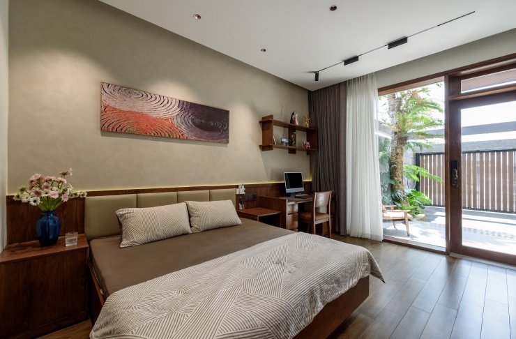 Khu vực phòng ngủ bố trí hiên nhỏ phía trước, gợi lại ký ức về nhà ba gian truyền thống với hiên rộng mát. Đây cũng là nơi gia chủ ngồi uống trà, đọc sách thư giãn.