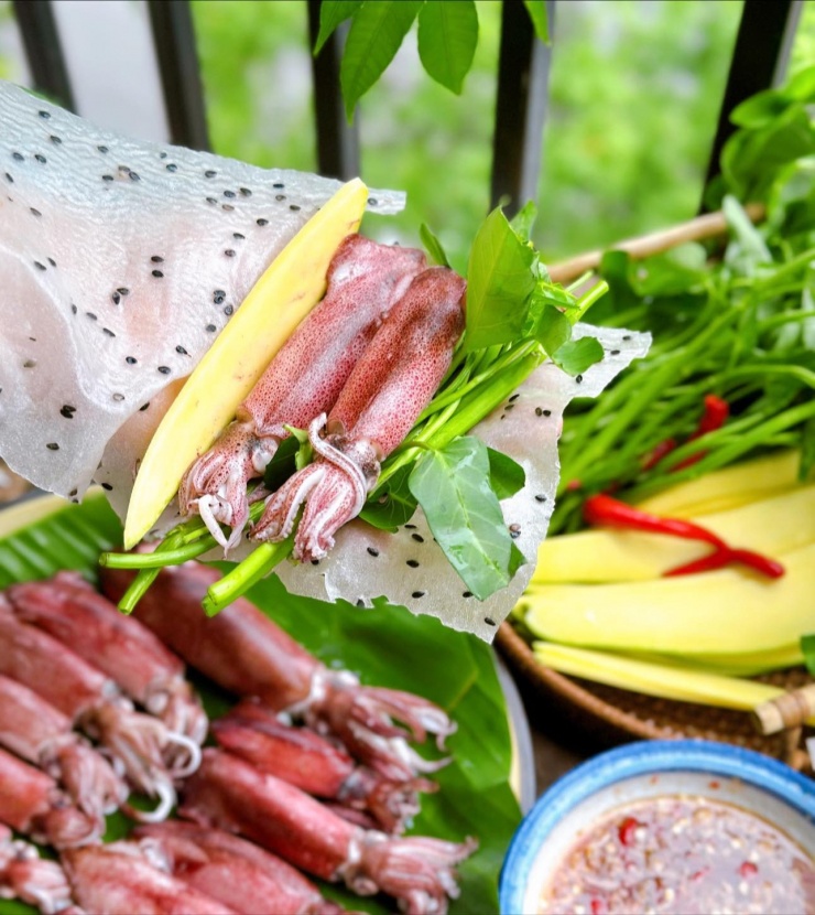Món mực tươi ngon cuốn cùng bánh tráng. Ảnh: Huỳnh Thị Nghĩa