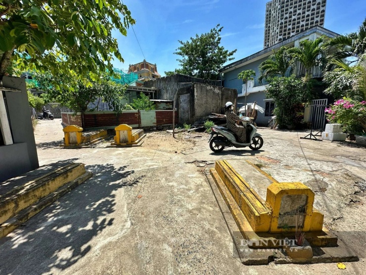 Nhiều mồ mả án ngữ trước cổng nhà dân ở Đà Nẵng. Ảnh: D.B