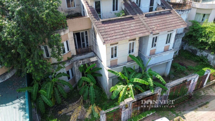Do bị bỏ hoang quá lâu không có bàn tay con người chăm sóc, các hạng mục tường bao của nhiều căn nhà đã nhuốm màu thời gian.&nbsp;