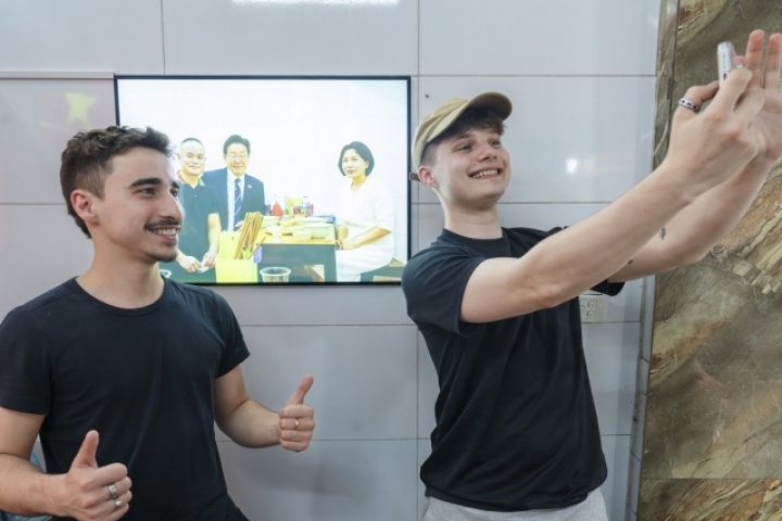 Check in 'bàn ăn Tổng thống Hàn Quốc' ở quán phở
