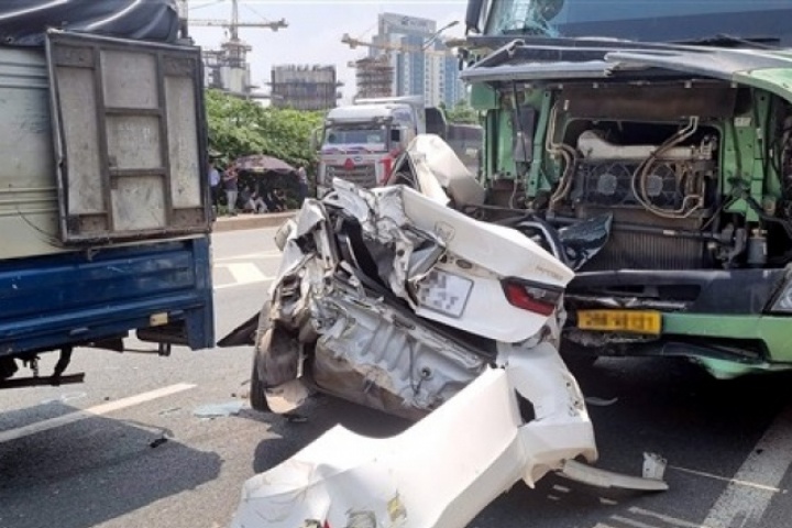 Hàng loạt ô tô dồn toa ở Hà Nội, xe con bị  " vò nát " 