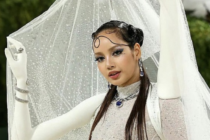 Đầm 'Bạch Cốt Tinh' của Lisa ở Met Gala bị chê 'như màn chống muỗi'