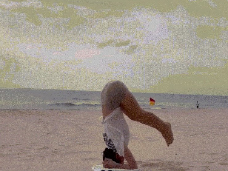 Hồ Ngọc Hà tranh thủ luyện động tác yoga 'khó nhằn' khi đưa con đi biển