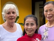 Mẹ chồng từ Thụy Sĩ sang Việt Nam, bất ngờ được thông gia tặng vàng