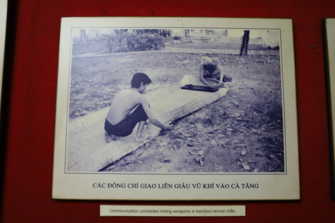 Từng đợt vũ khí như thuốc nổ, kíp nổ, lựu đạn, đầu đạn B40, súng AK… được vận chuyển từ ngoại ô đưa vào nội đô qua những chiếc sọt trái cây, cà tăng...