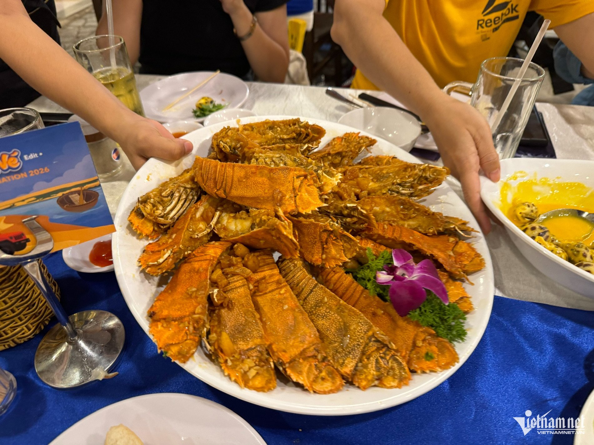 Tôm mũ ni có lớp vỏ cứng nên khi chế biến với các món cần nêm gia vị, người ta thường cắt tôm làm đôi để phần thịt bên trong dễ thấm vị, ăn đậm đà hơn