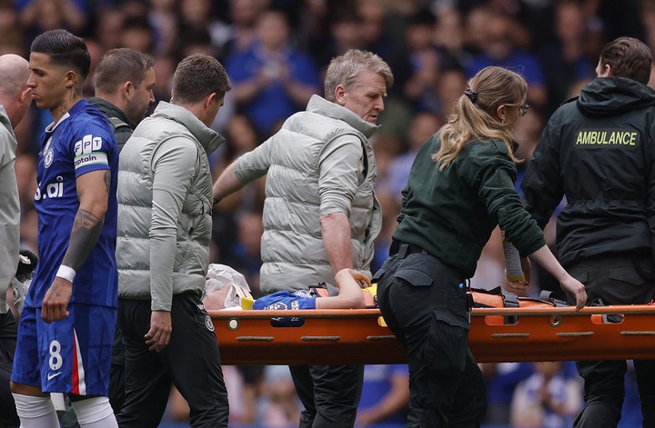 Derry rời sân bằng cáng và được đưa thẳng đến bệnh viện. (Ảnh: Reuters)