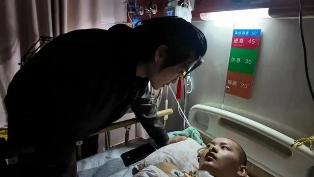 Zhang Xirui chăm sóc vị hôn thê trong lúc cô hôn mê. Ảnh: Baidu