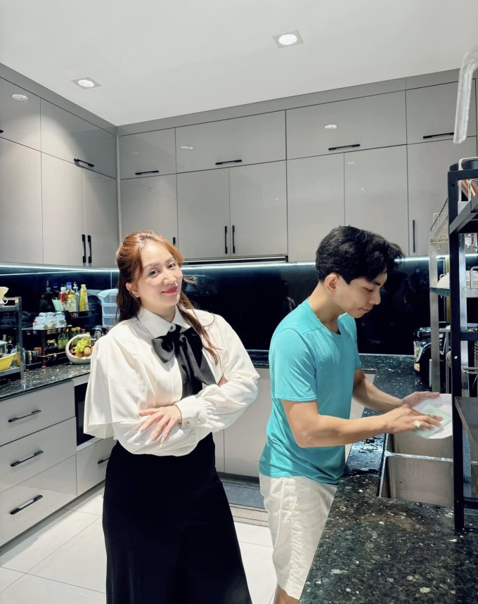 Khánh Thi cũng từng nói sống cùng đại gia đình nhưng luôn cảm thấy thoải mái vì có không gian riêng tư. Vợ chồng cô và các con ở riêng một tầng của tòa nhà trong khi gia đình bố mẹ, em gái Phan Hiển ở tầng khác. Những lúc hai vợ chồng đi công tác, họ được bố mẹ hỗ trợ chăm sóc em bé.