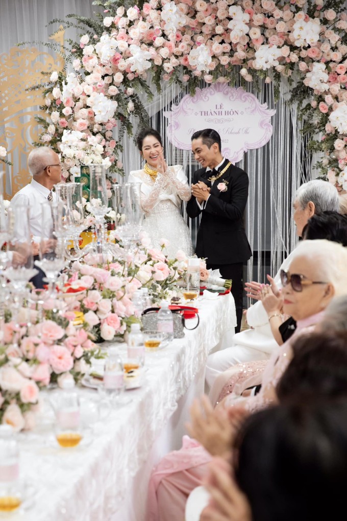 Đây cũng là nơi diễn ra lễ thành hôn theo nghi thức truyền thống của Khánh Thi - Phan Hiển cuối năm 2022. Thời điểm làm đám cưới, cặp vợ chồng đã có hai con là Kubi và Anna. Trong buổi lễ, bà ngoại của Phan Hiển cho biết suốt thời gian Khánh Thi sống cùng gia đình trước đám cưới, cô sung sướng vì luôn có nhiều người phụ giúp việc nhà cửa và chưa bao giờ phải động đến việc rửa chén, quét nhà.