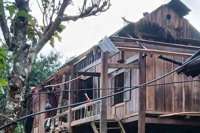 Dông lốc gây thiệt hại ở nhiều địa phương