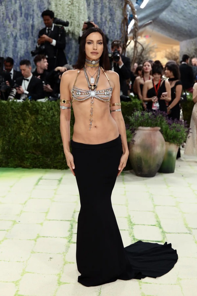 Irina Shayk tại Met Gala 2026. Ảnh: Vogue