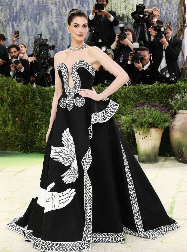 Loạt trang phục độc lạ của dàn mỹ nhân đình đám tại Met Gala 2026 - 12