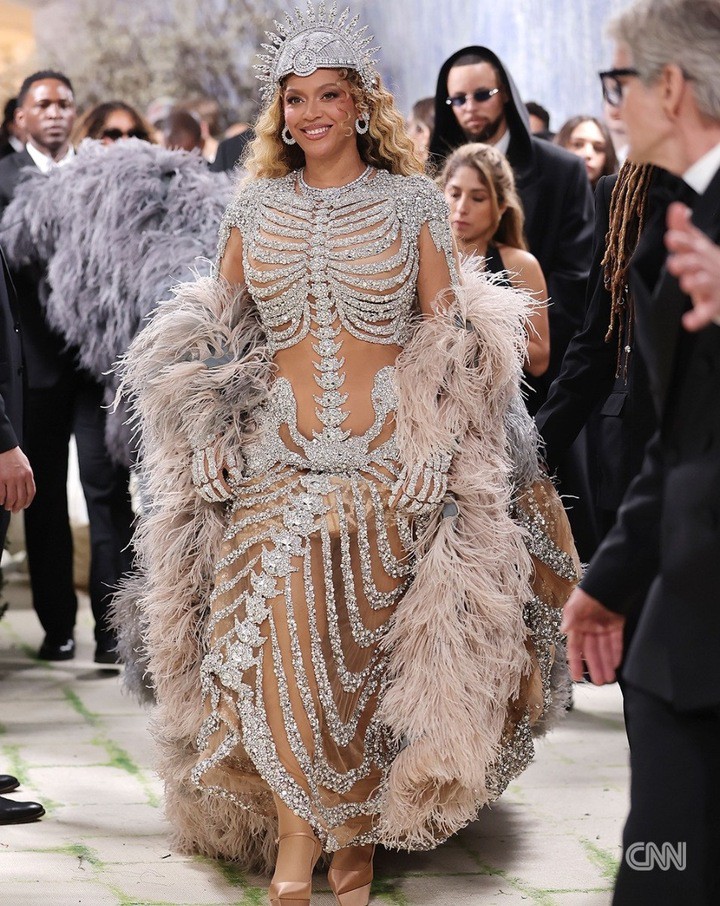 Loạt trang phục độc lạ của dàn mỹ nhân đình đám tại Met Gala 2026 - 11