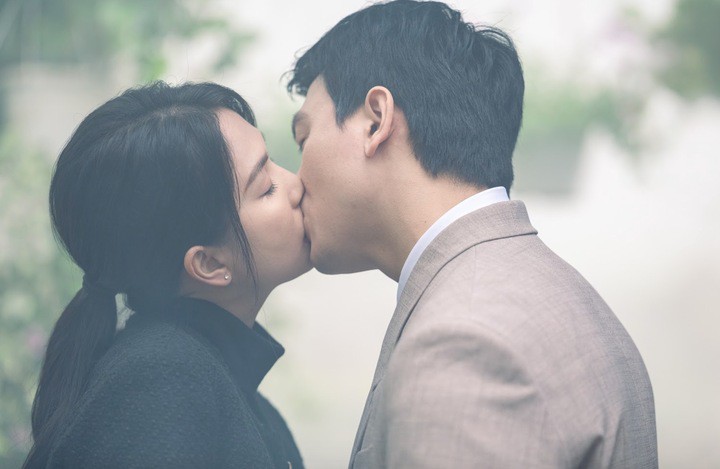 Lê Xuân Tiền có nhiều cảnh tình tứ với Ngọc Trinh trong "Thẩm mỹ viện âm phủ".