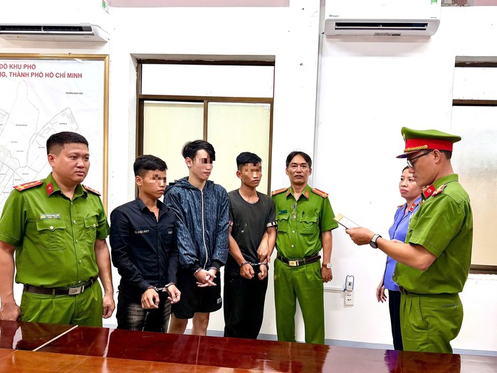 Tù trái sang, các đối tượng Phan Văn Nhựt, Lê Phú Thành và Nguyễn Quốc Chỉnh
