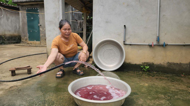 Nước giếng của người dân đổi màu tím, bốc mùi hôi tanh.