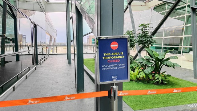 Khu vực ban công tầng 3 tại nhà ga số 2 Sân bay Quốc tế Kuala Lumpur, nơi hai du khách nước ngoài tử vong, đã bị phong tỏa. Ảnh: New Strait Times
