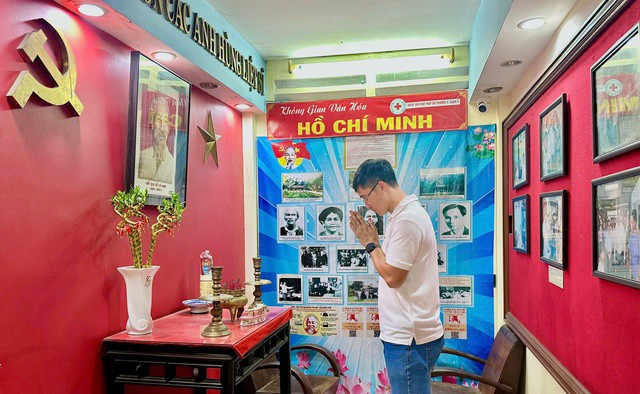 Người dân tưởng niệm Chủ tịch Hồ Chí Minh tại không gian trưng bày trong căn nhà số 288/70 Nguyễn Đình Chiểu.