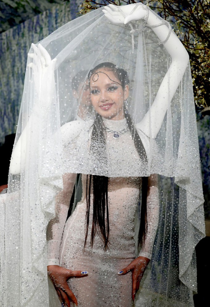Lisa trên thảm đỏ Met Gala. Video: Weibo