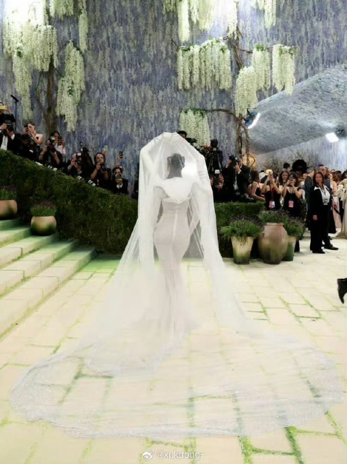 Đầm 'Bạch Cốt Tinh' của Lisa ở Met Gala bị chê 'như màn chống muỗi' - 5