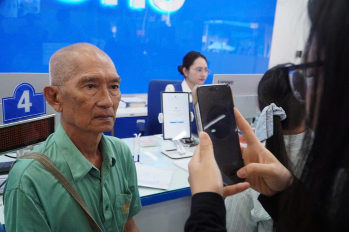 Người dân đi xác thực SIM để tránh bị khóa. Ảnh minh họa