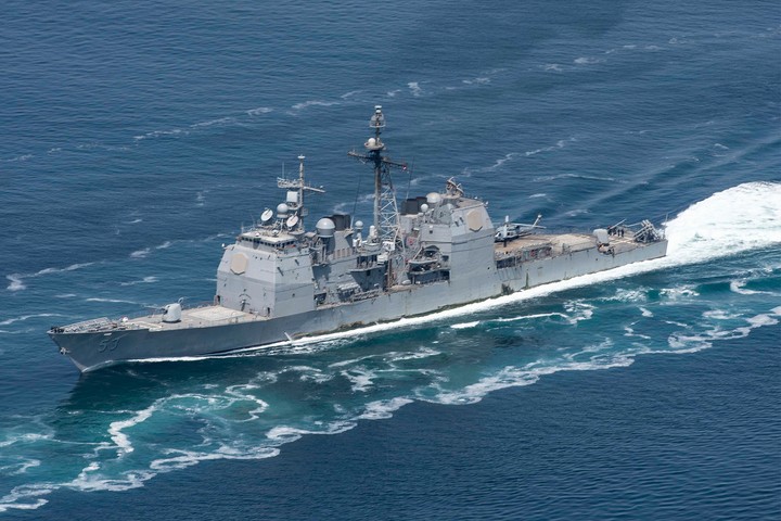Tàu tuần dương mang tên lửa dẫn đường USS Mobile Bay (CG-53) di chuyển qua eo biển Hormuz ngày 7/4/2019. (Ảnh: Hải quân Mỹ/Bộ Chiến tranh Mỹ)