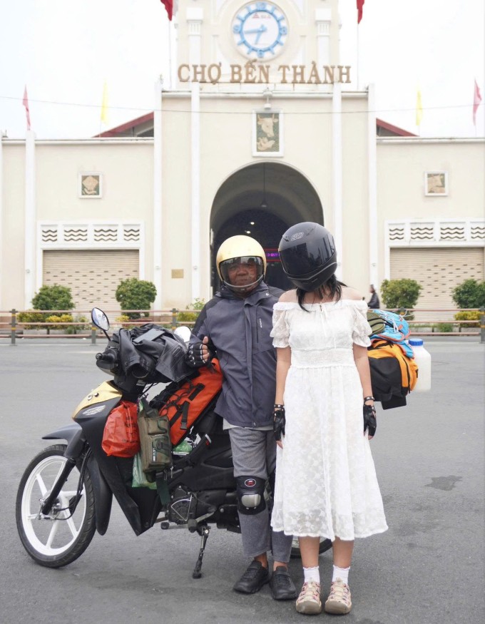 Thảo Vy và bố ngày đầu lên đường. Ảnh: NVCC