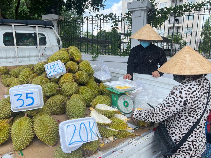 Sầu riêng giá rẻ nên thu hút người đến mua