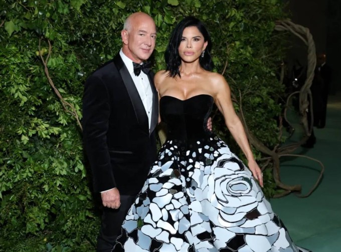 Tỷ phú Jeff Bezos và vợ Lauren Sanchez. Ảnh: Vogue