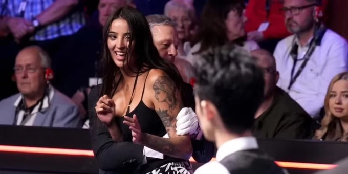 Sasha Swan bị đưa ra khỏi phòng thi chung kết snooker thế giới tại Nhà hát Crucible, thành phố Sheffield, Vương quốc Anh tối 3/5/2026. Ảnh: Fox News