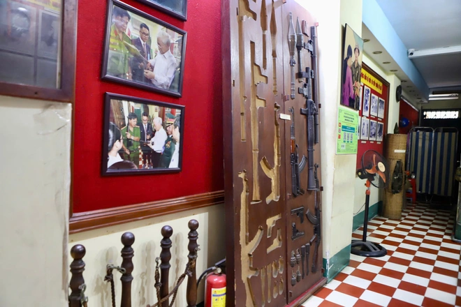 &nbsp;Bộ ván được khoét rỗng để giấu vũ khí.