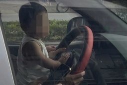 Xôn xao clip tài xế cho trẻ em ngồi trước vô lăng khi đang lưu thông ở Hà Nội
