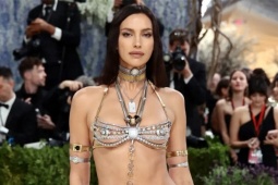 Irina Shayk mặc như khỏa thân ở Met Gala