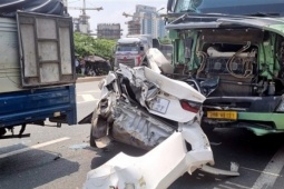 Hàng loạt ô tô dồn toa ở Hà Nội, xe con bị "vò nát"