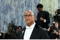 Dwayne Johnson mặc váy đến sự kiện thời trang lớn nhất hành tinh