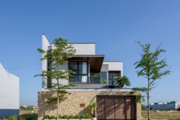 Nhà 160 m2 giảm diện tích xây để tạo 'khoảng thở' đón nắng gió