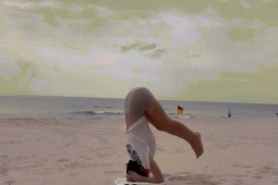 Hồ Ngọc Hà tranh thủ luyện động tác yoga 'khó nhằn' khi đưa con đi biển