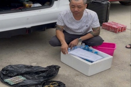Đang lên xe taxi, người đàn ông nước ngoài bị cướp 2,4 kg vàng trị giá 10 tỉ đồng