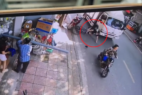 Clip: Thót tim người đàn ông đi xe đạp ngã ra đường, thoát nạn trước bánh ô tô