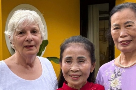 Mẹ chồng từ Thụy Sĩ sang Việt Nam, bất ngờ được thông gia tặng vàng
