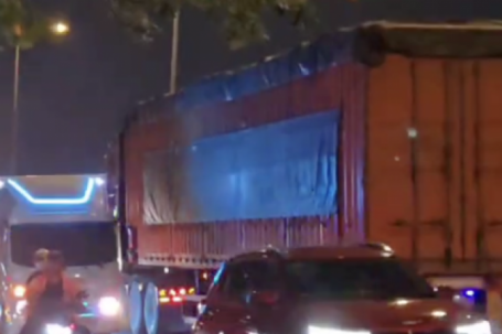 Clip tài xế cả gan chạy xe container ngược chiều trên đường đông ở TPHCM