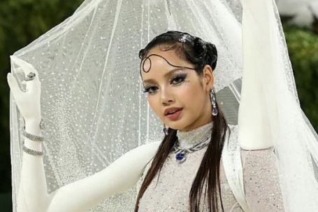 Đầm 'Bạch Cốt Tinh' của Lisa ở Met Gala bị chê 'như màn chống muỗi'