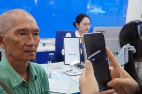 Nhiều người vội vã đi xác thực khi SIM bị khóa