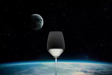 Bất ngờ với giá chai rượu sake được lên men trong vũ trụ