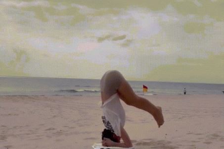 Hồ Ngọc Hà tranh thủ luyện động tác yoga 'khó nhằn' khi đưa con đi biển
