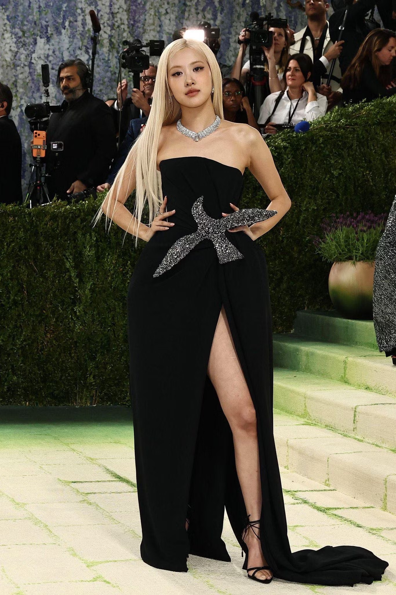 Vợ tỷ phú và hàng trăm ngôi sao đổ bộ Met Gala - 21