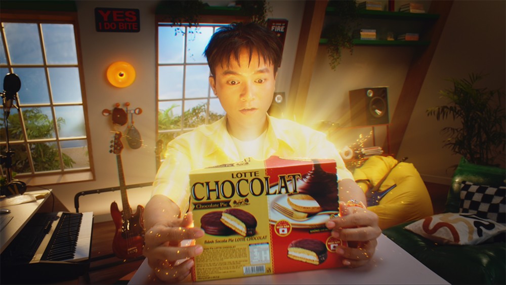 LOTTE CHOCOLAT luôn có mặt cùng Bùi Công Nam trong những khoảng nghỉ ngắn, giúp anh sạc đầy năng lượng, tìm ra niềm vui nhỏ trong tầm tay.