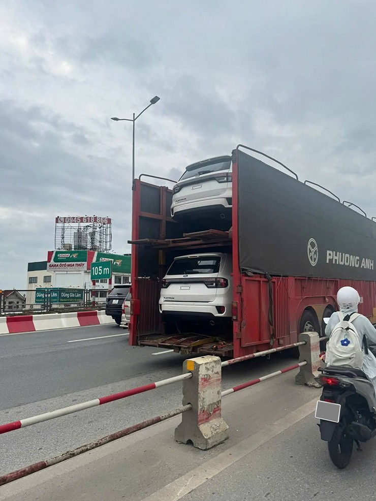Ford Everest Platinum 2026 xuất hiện tại Hà Nội, thu hút sự chú ý - 1
